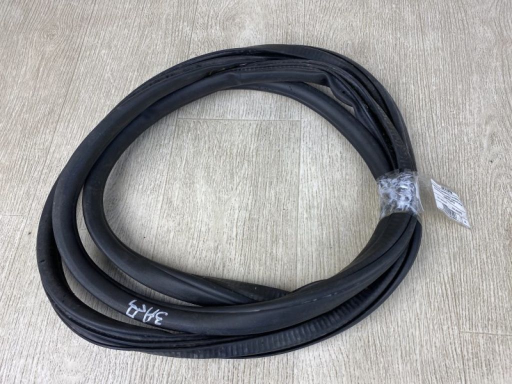 958 539 367 00 | Уплотнитель двери PORSCHE CAYENNE 10-18