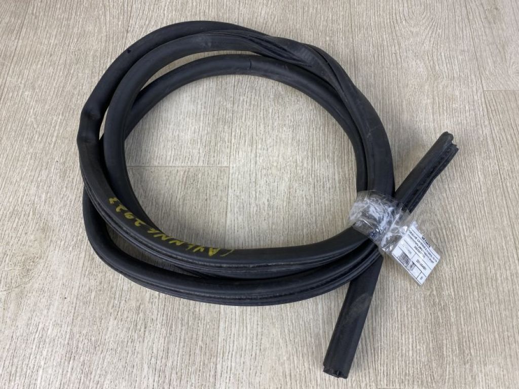 958 539 367 03 | Уплотнитель двери PORSCHE CAYENNE 10-18