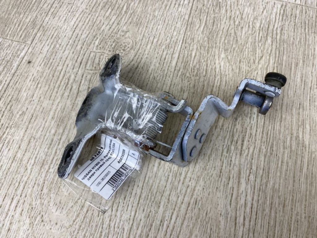 82410-JX00A | Ролик сдвижной двери средний прав. NISSAN NV200 USA 13-