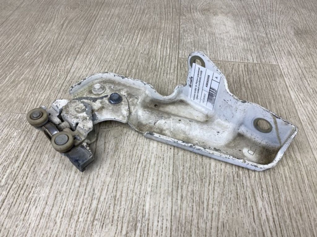 82420-JX00B | Ролик сдвижной двери нижний прав. NISSAN NV200 USA 13-