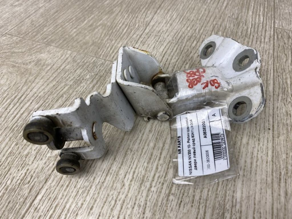82411-JX00A | Ролик сдвижной двери средний лев. NISSAN NV200 USA 13-