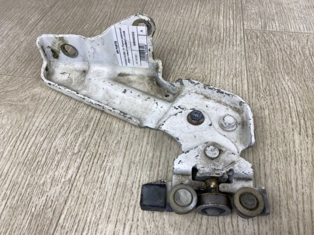 82421-JX00B | Ролик сдвижной двери нижний лев. NISSAN NV200 USA 13-