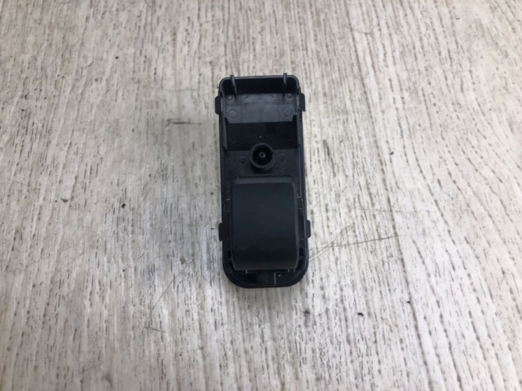 KD35-66-370A | Кнопка склопідіймача MAZDA 3 BM 13-19