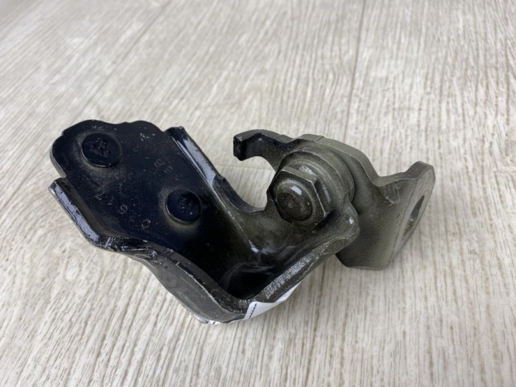 CJ5Z-7826811-A | Петля двері нижня задн. лів. FORD ESCAPE 12-19 - Фото 2