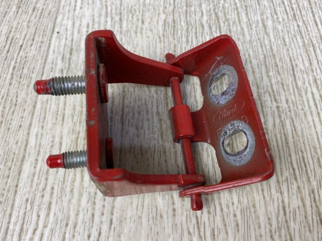CP9Z-5842900-A | Петля кришки багажника прав. FORD FOCUS 10-18