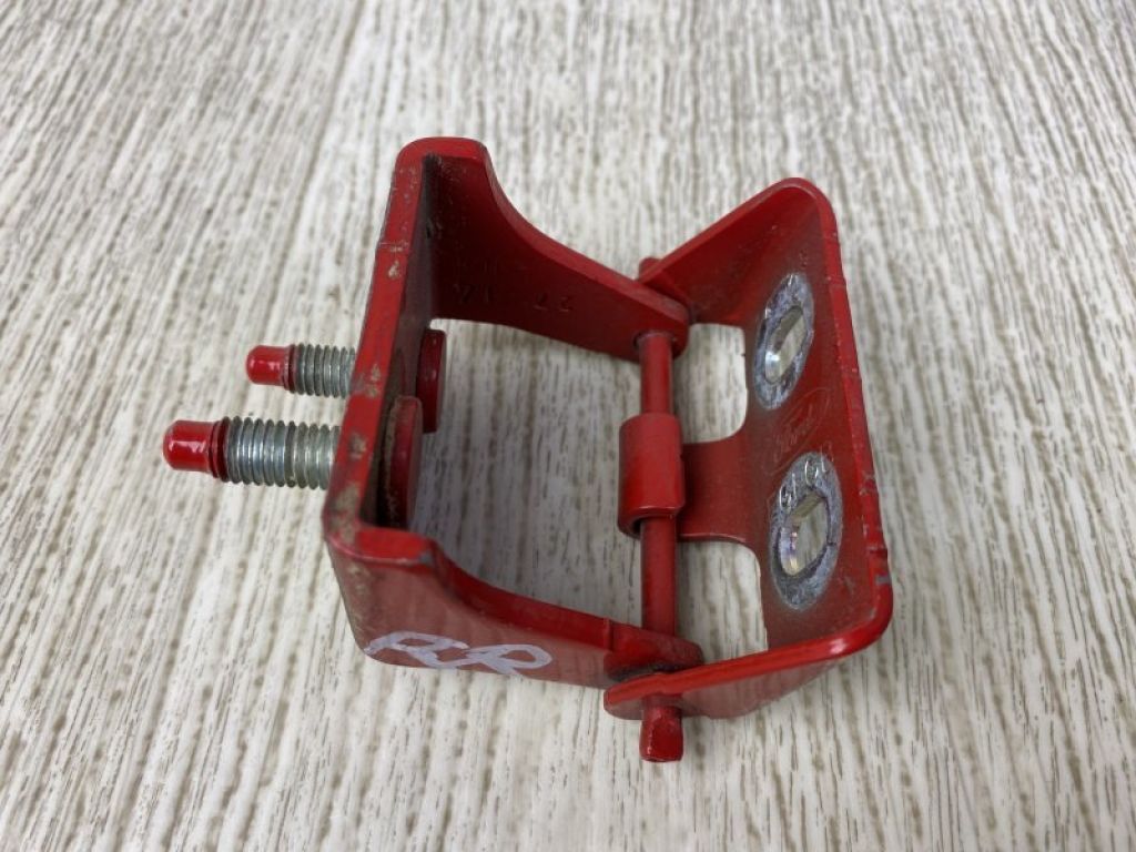 CP9Z-5842901-A | Петля крышки багажника лев. FORD FOCUS 10-18