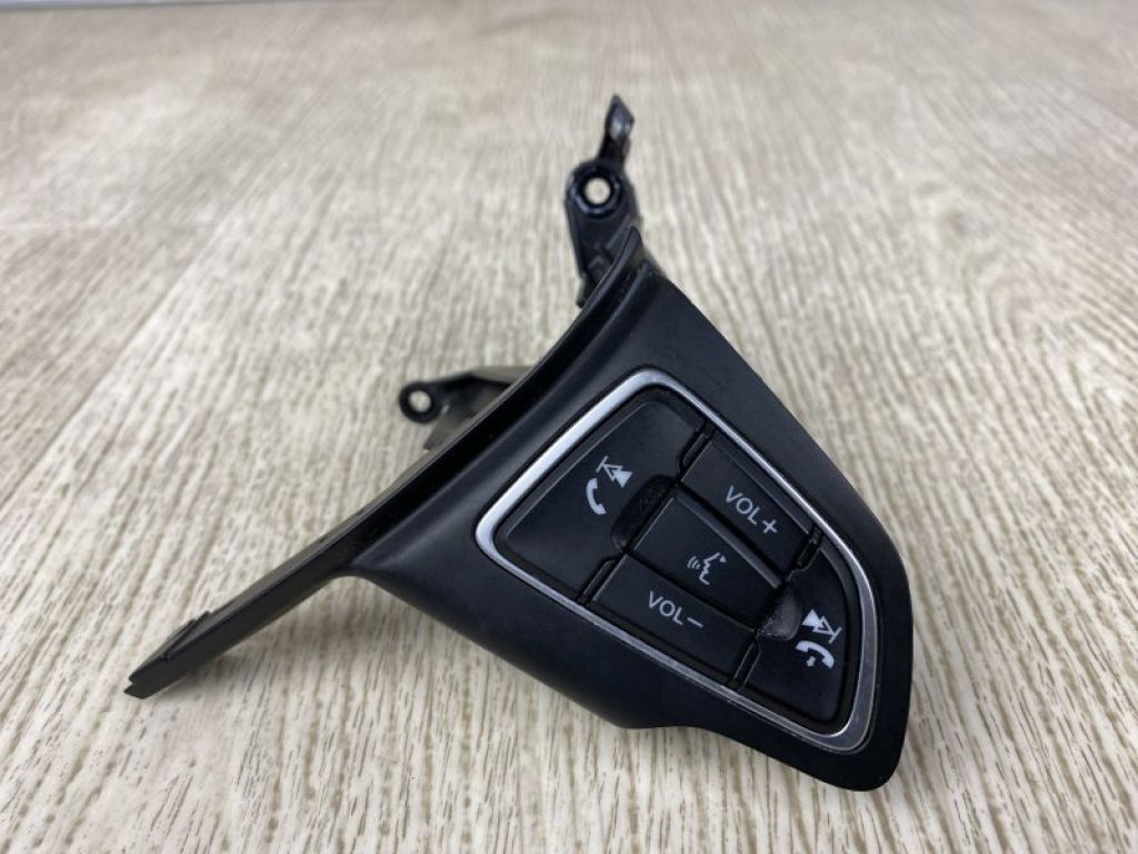 F1EZ-9C888-C | Кнопки руля прав. FORD FOCUS 10-18