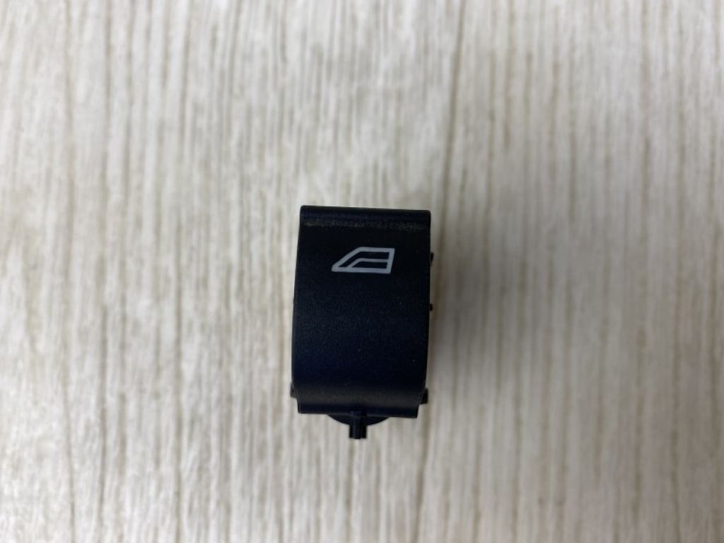 BM5Z-14529-A | Кнопка склопідіймача задн. FORD FOCUS 10-18