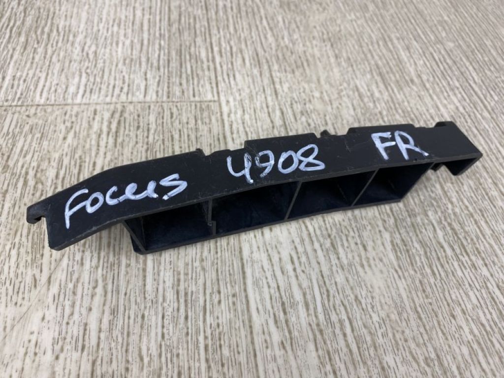CP9Z-17C94-7A | Кронштейн переднього бампера (на крилі) прав. FORD FOCUS 10-18