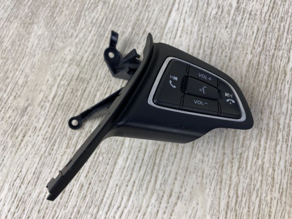 F1EZ-9C888-C | Кнопки на руль прав. FORD FOCUS 10-18