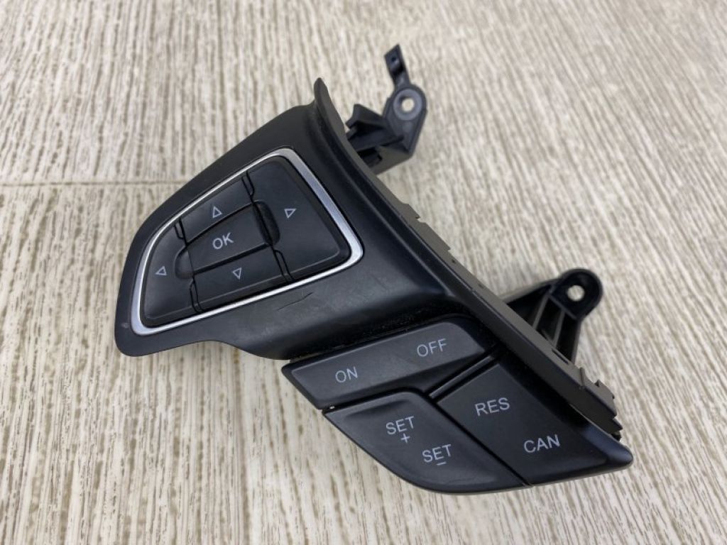 F1EZ-9C888-D | Кнопки руля FORD FOCUS 10-18