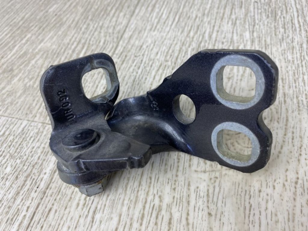 68214361AD | Петля двери верхняя лев. CHRYSLER 200 14-16 - Фото 3