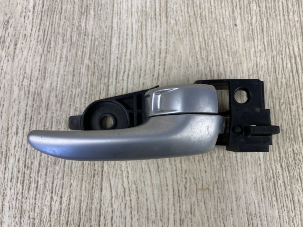 68249054AA | Ручка дверей внутрішня прав. CHRYSLER 200 14-16