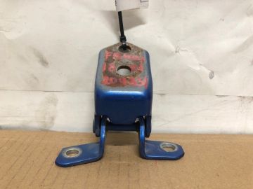 Петля двери нижняя передн. прав. MAZDA 3 BK 03-08