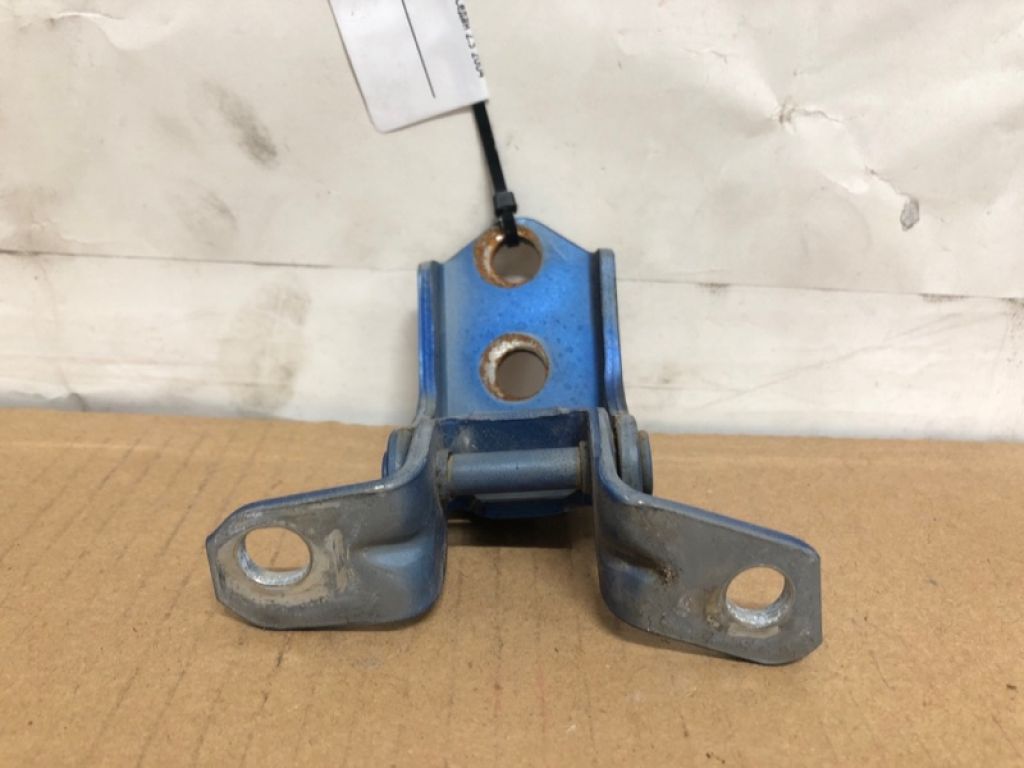 F151-59-210 | Петля двери нижняя передн. прав. MAZDA 3 BK 03-08 - Фото 2