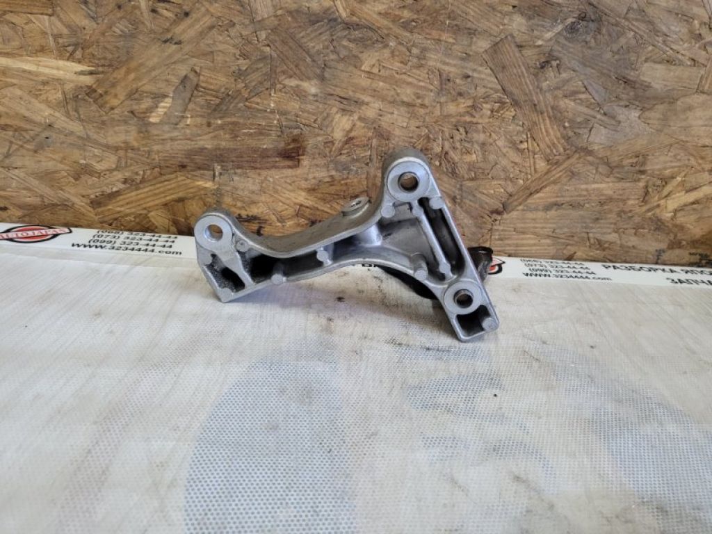 52123537AA | Кронштейн проміжного валу прав. JEEP CHEROKEE 14-