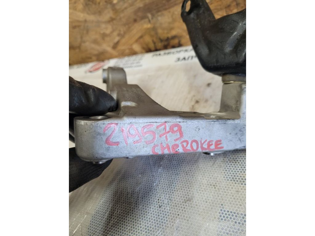 52123537AA | Кронштейн проміжного валу прав. JEEP CHEROKEE 14- - Фото 2