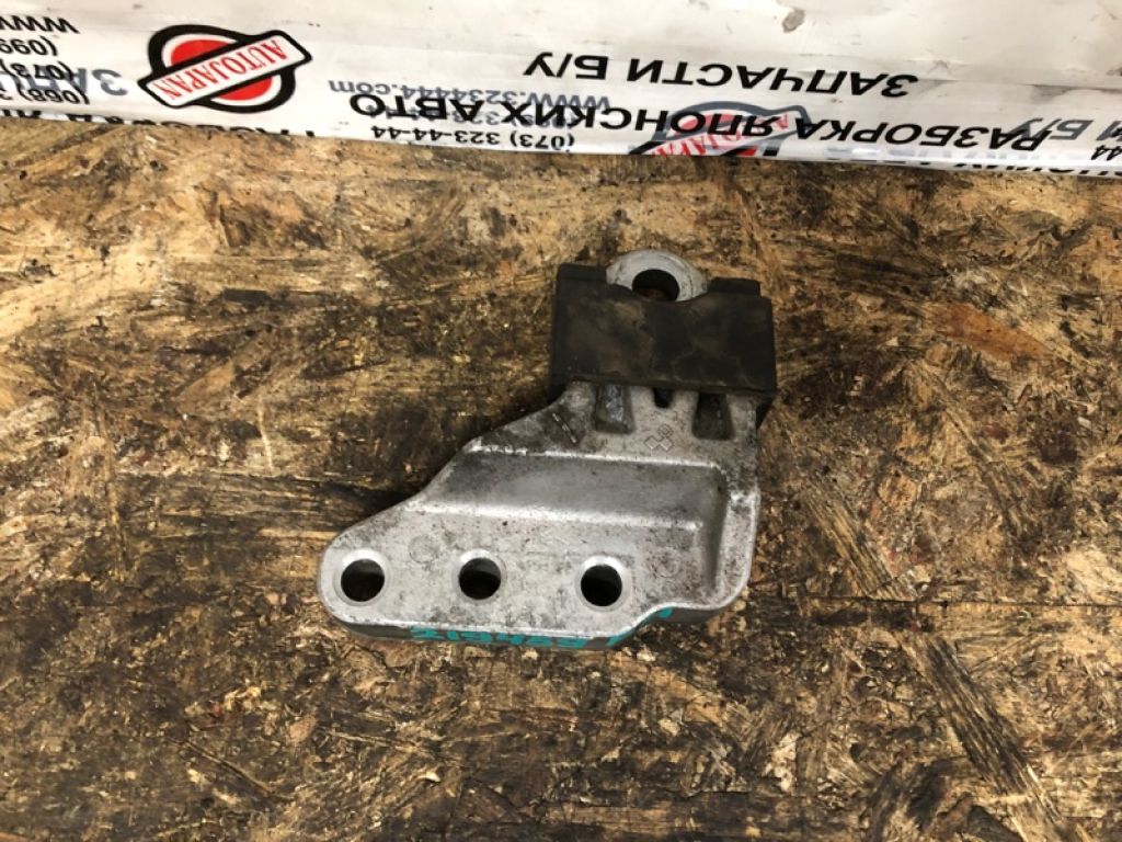 11610-57L02 | Кронштейн опори двигуна прав. SUZUKI KIZASHI 09-14