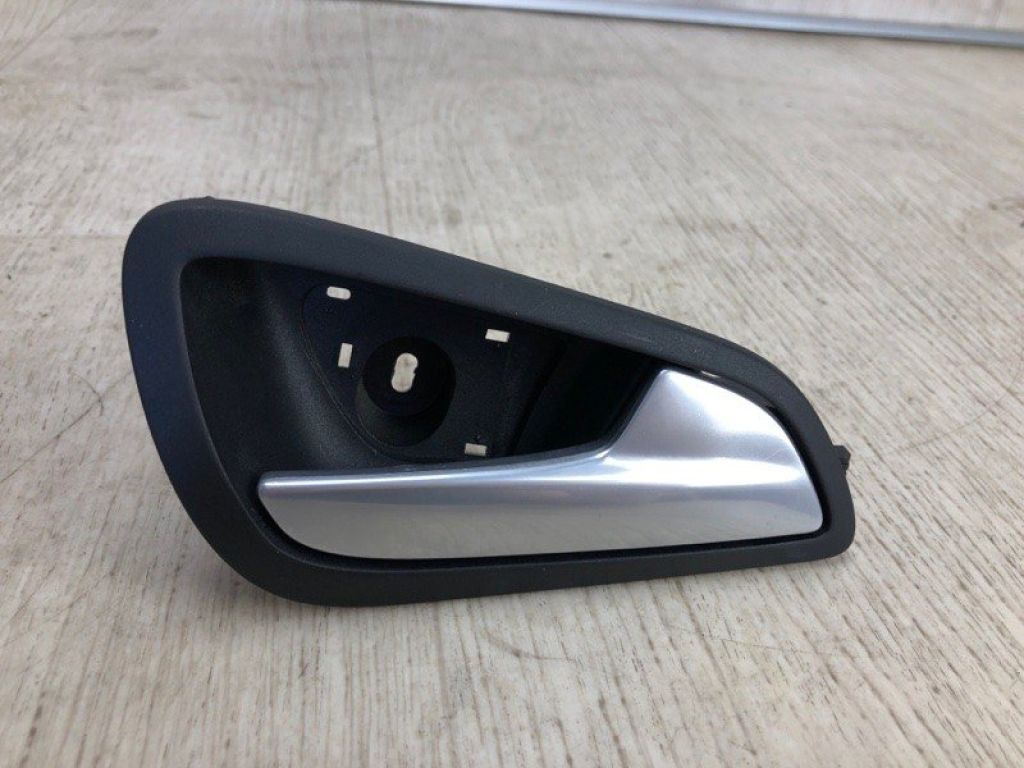 AM51-U22600-BEW | Ручка дверей внутрішня задн. прав. FORD FOCUS 10-18
