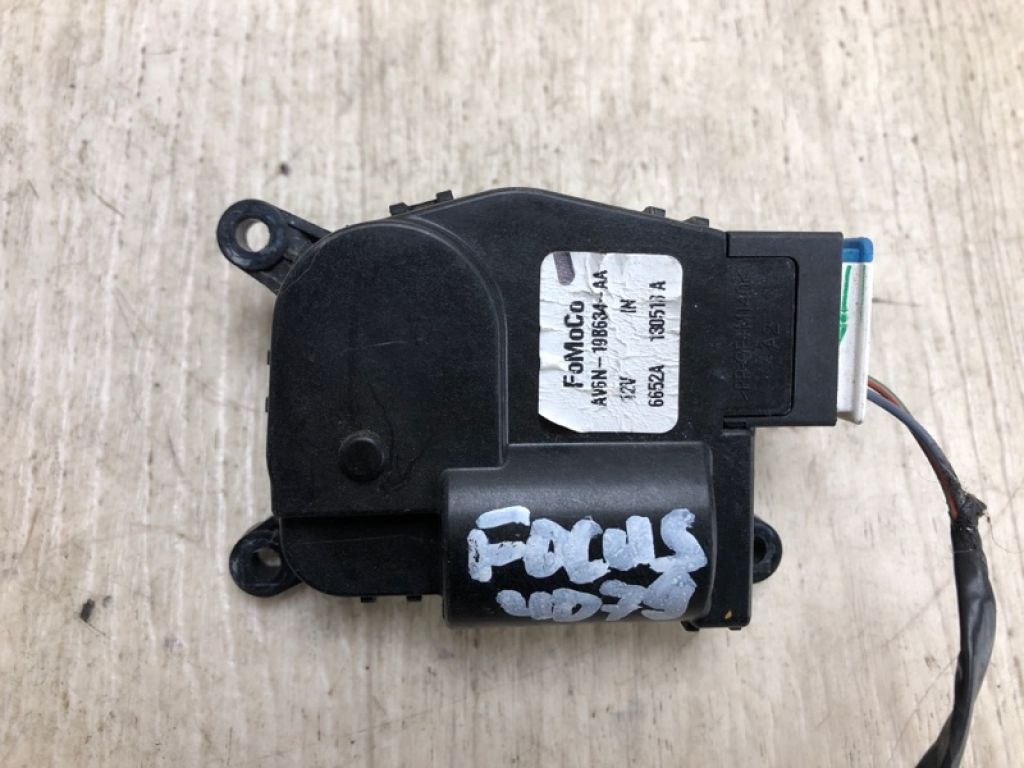 AV6N-19B634-AA | Моторчик заслонки печки FORD FOCUS 10-18 - Фото 2