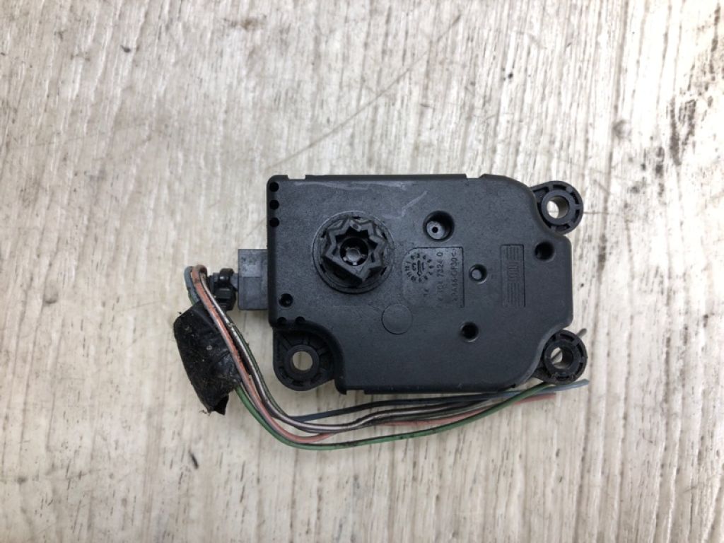 AV6Z-19E616-A | Моторчик заслонки печки FORD FOCUS 10-18