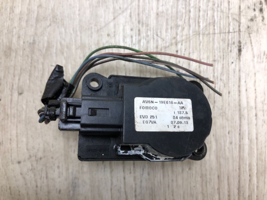 AV6Z-19E616-A | Моторчик заслонки печки FORD FOCUS 10-18 - Фото 2