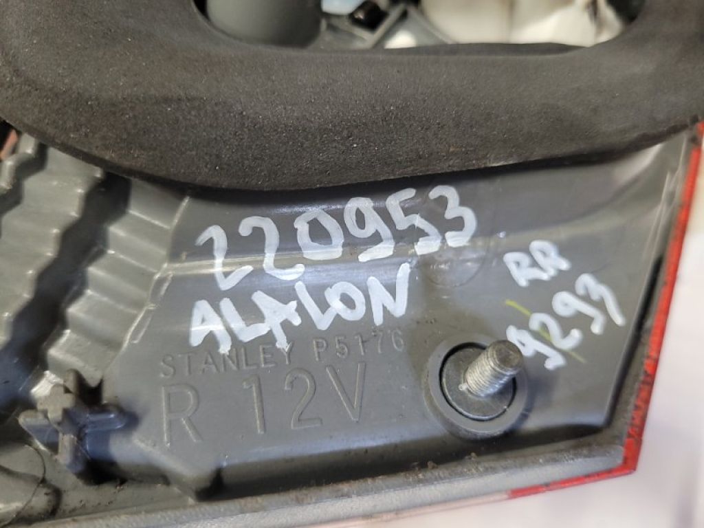 81580-AC030 | Ліхтар внутрішній задн. прав. TOYOTA AVALON 05-12 - Фото 2