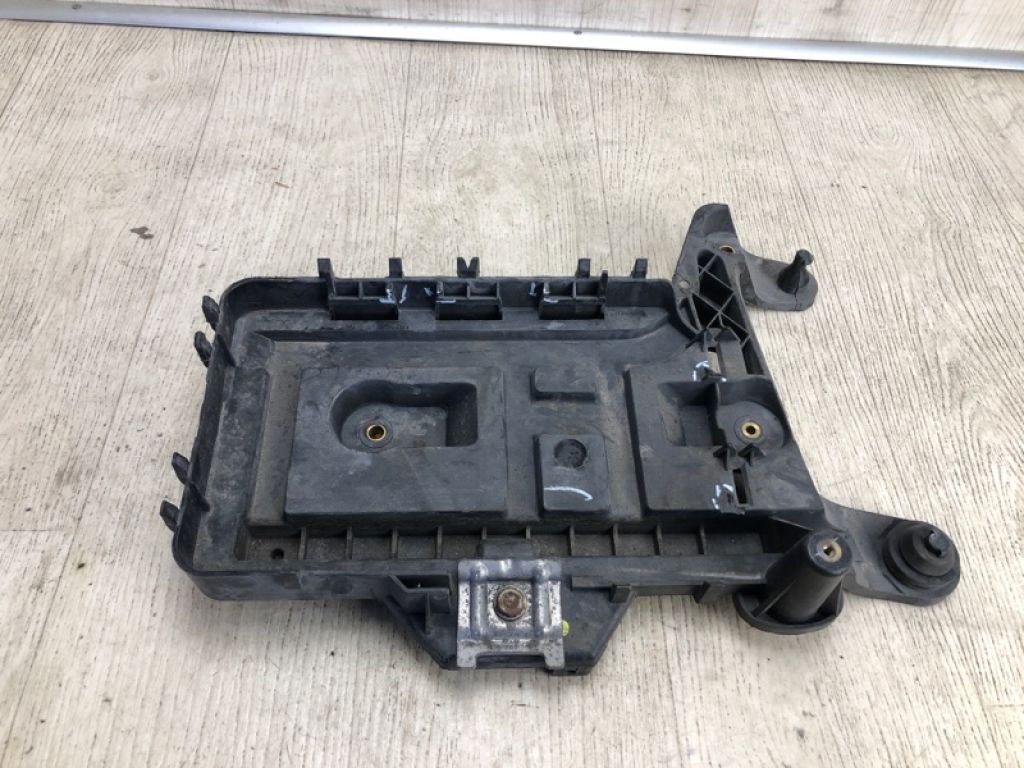 1KM 915 333 | Полка аккумулятора VOLKSWAGEN JETTA USA 10-17