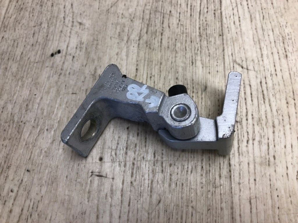 8K0 831 402 H | Петля двери нижняя задн. прав. VOLKSWAGEN JETTA USA 10-17