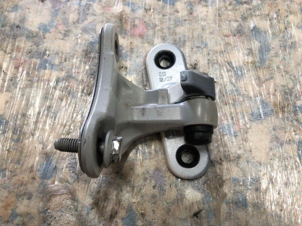 H0401-5DMMA | Петля двері верхня передн. лів. INFINITI QX30 16-20