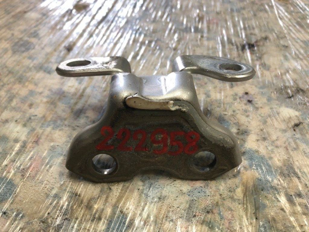 68760-06010 | Петля двері верхня задн. лів. TOYOTA CAMRY 40 06-11