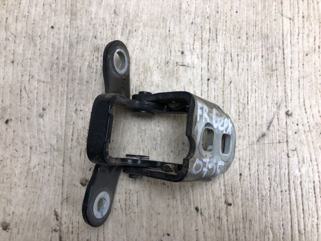 5074256AB | Петля двері верхня передн. прав. JEEP PATRIOT 10-17