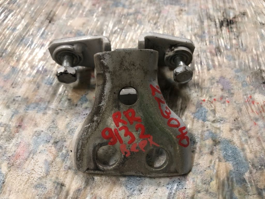 MR220212 | Петля двері верхня задн. прав. MITSUBISHI GALANT 03-12