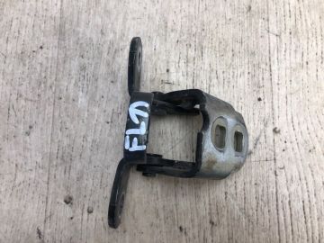 Петля двері верхня передн. лів. JEEP PATRIOT 10-17