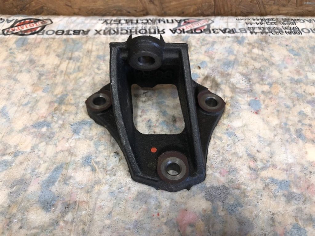 12311-0P070 | Кронштейн двигателя передн. TOYOTA SIENNA 11-16