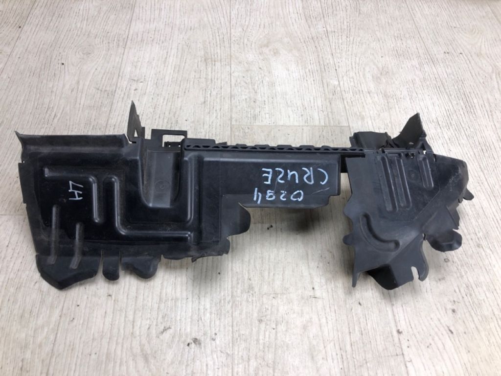42576048 | Дефлектор радиатора лев. CHEVROLET CRUZE 15-
