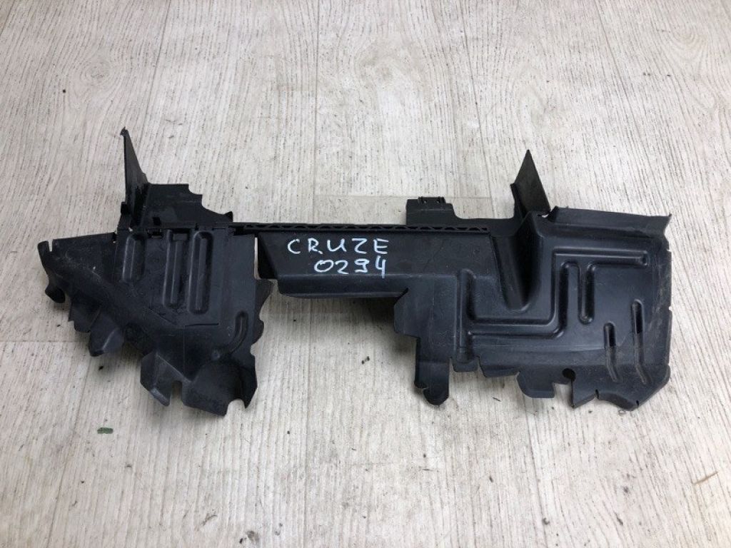 42576049 | Дефлектор радіатора прав. CHEVROLET CRUZE 15-