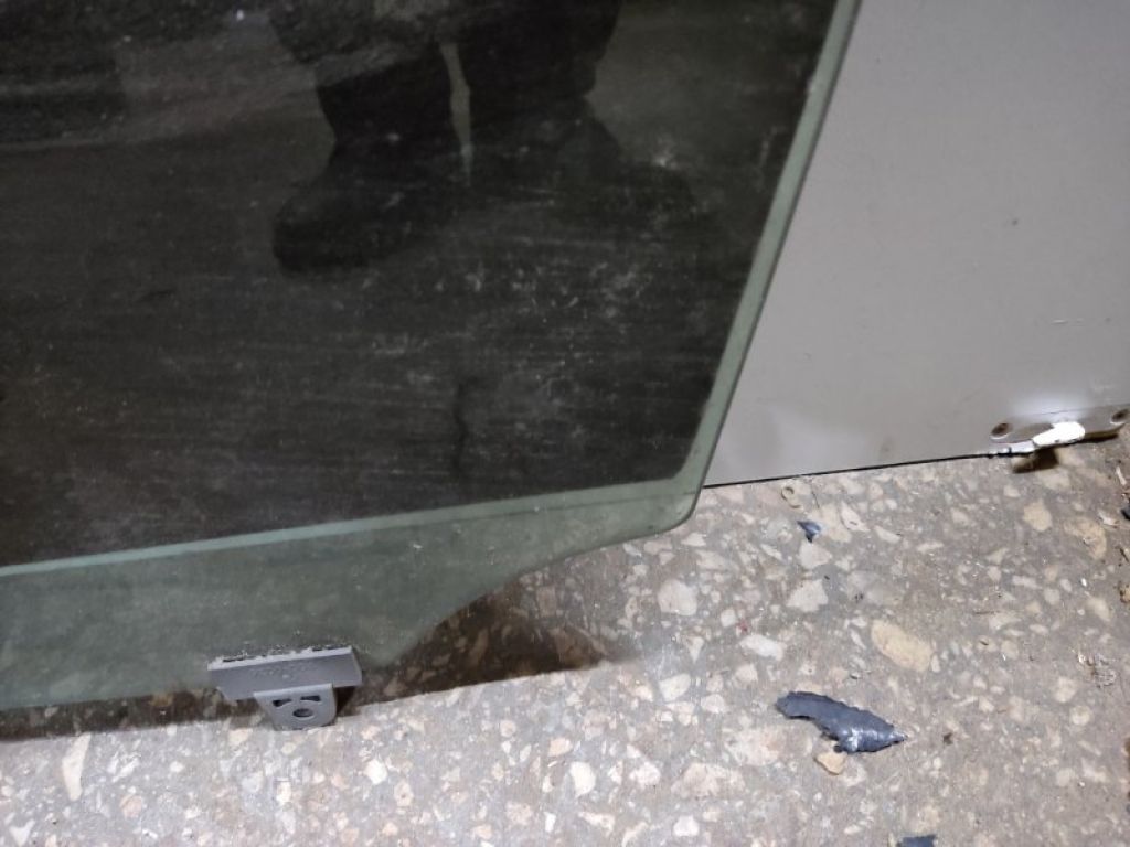 68102-60351 | Скло дверей передн. лів. LEXUS GX470 02-09 - Фото 2