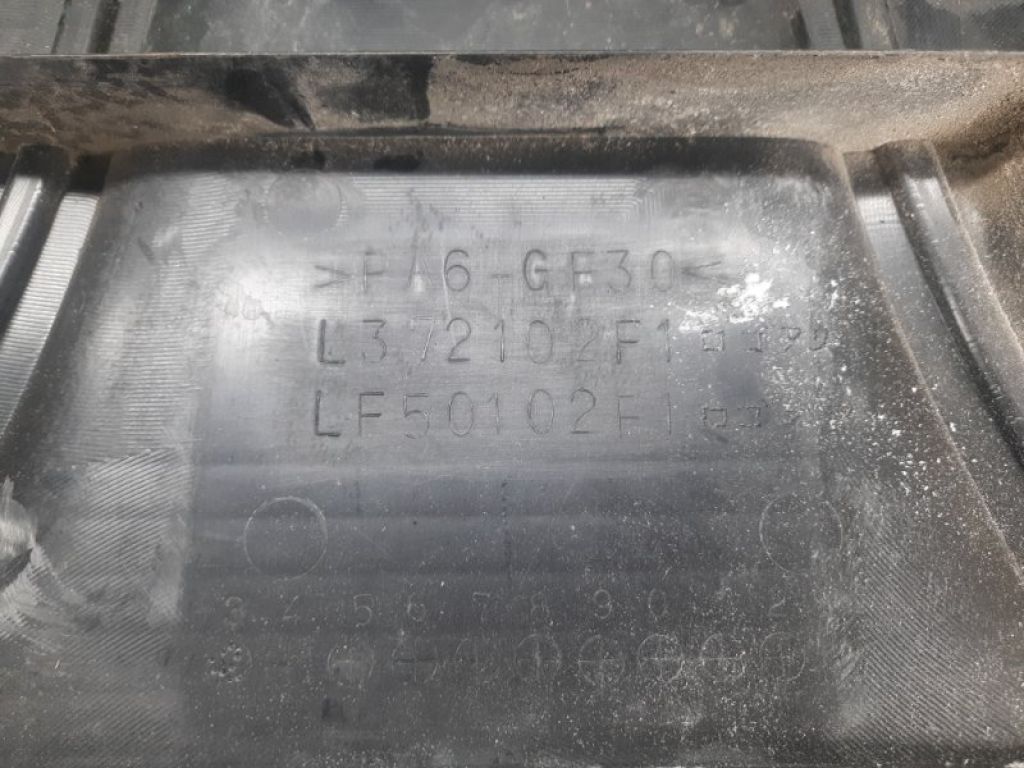 L372-10-2F0C | Накладка двигуна декоративна MAZDA 3 BK 03-08 - Фото 3