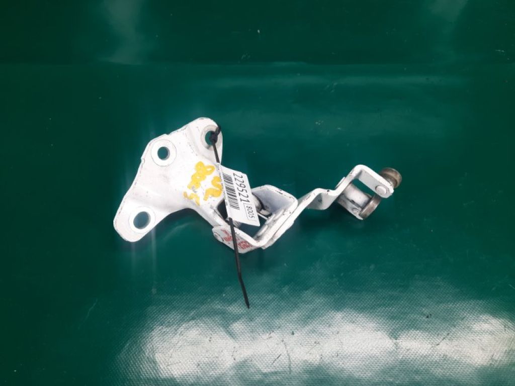 82411-JX00A | Ролик сдвижной двери средний лев. NISSAN NV200 USA 13-