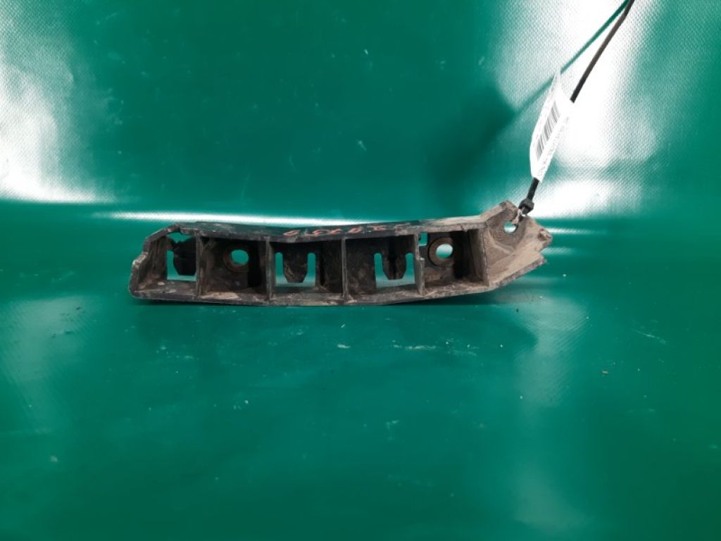 CP9Z-17C947-A | Кронштейн переднього бампера (на крилі) прав. FORD FOCUS 10-18