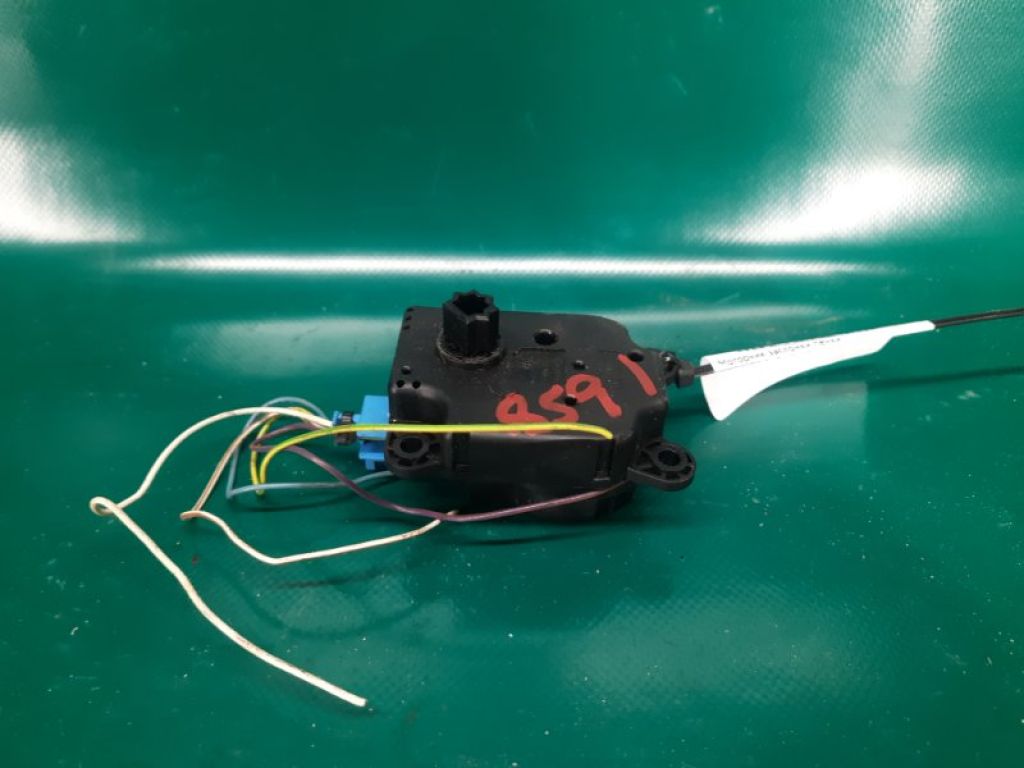 AV6Z-19E616-A | Моторчик заслонки печки FORD FOCUS 10-18