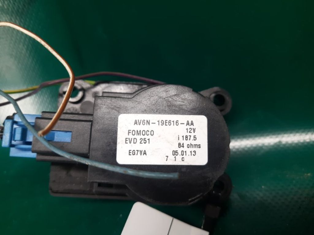 AV6Z-19E616-A | Моторчик заслонки печки FORD FOCUS 10-18 - Фото 5