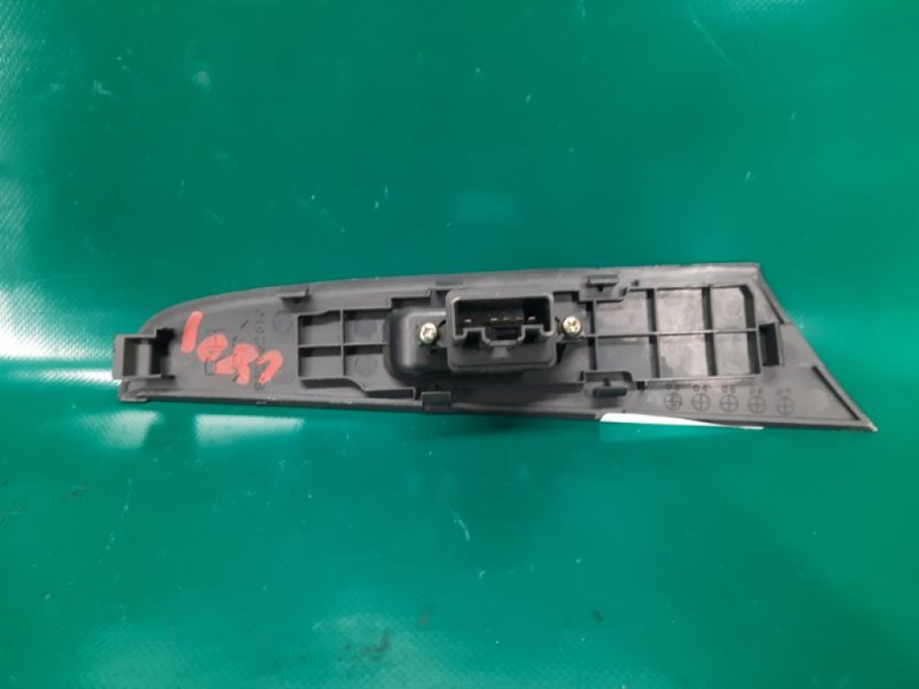 B32H-66-370 | Кнопка склопідіймача задн. прав. MAZDA 3 BK 03-08 - Фото 2