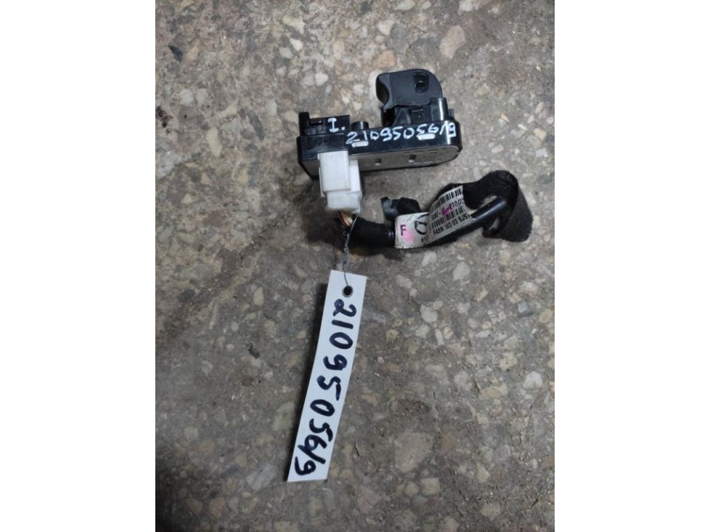 KD35-66-370 | Кнопка склопідіймача задн. MAZDA 3 BM 13-19