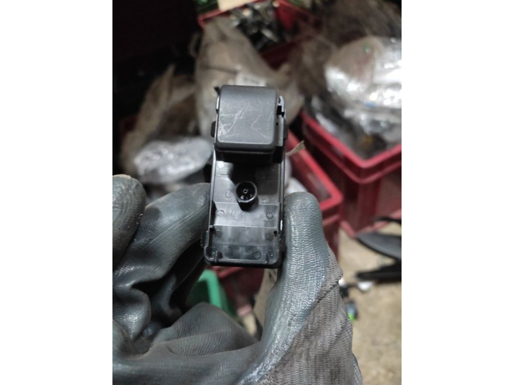 KD35-66-370 | Кнопка склопідіймача задн. MAZDA 3 BM 13-19 - Фото 2