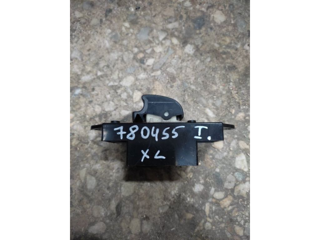 MR587944 | Кнопка склопідіймача задн. лів. MITSUBISHI OUTLANDER XL 05-13