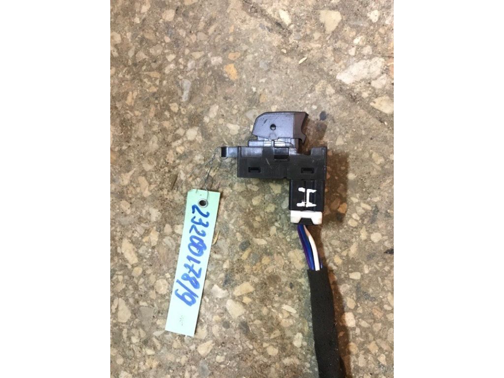 37995-57L20 | Кнопка стеклоподъемника задн. SUZUKI KIZASHI 09-14