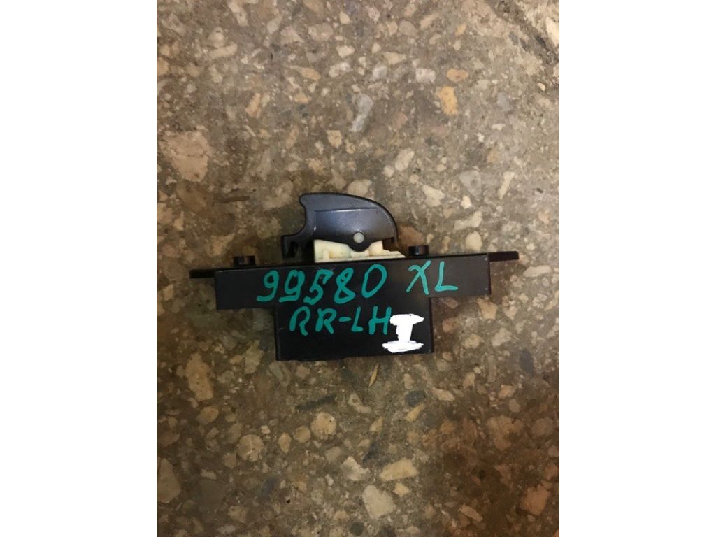 MR587944 | Кнопка склопідіймача задн. лів. MITSUBISHI OUTLANDER XL 05-13