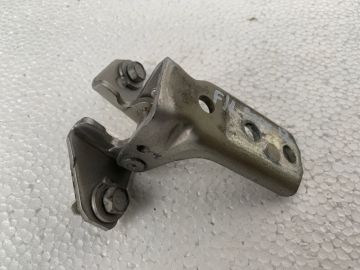Петля двері верхня передн. лів. MITSUBISHI GALANT 03-12
